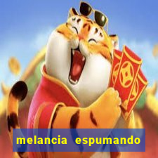 melancia espumando melancia saindo espuma